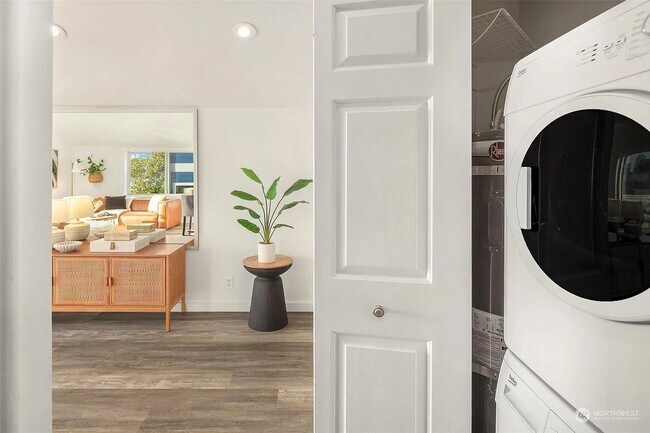 Building Photo - Top-Floor Corner Condo with Spectacular Views of the Space Needle & TWO Parking Spaces