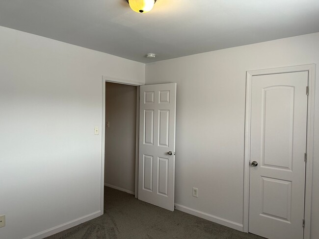 Building Photo - Townhouse in Newport News