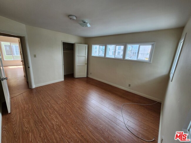 Building Photo - 5264 Cahuenga Blvd