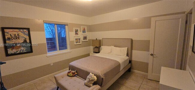 Building Photo - 875 NE 130th St