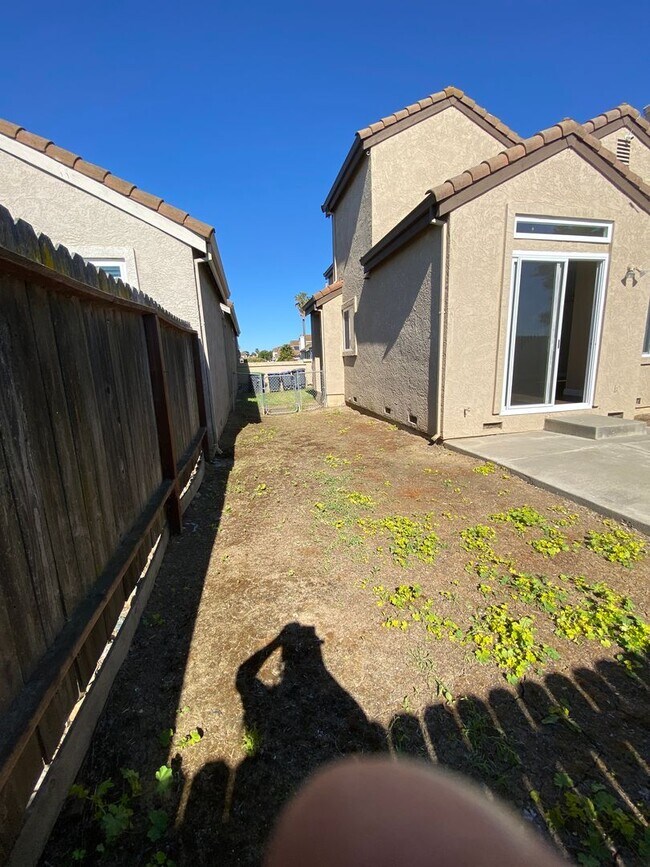 Building Photo - Lots of Natural Sunlight - Close to Travis Air Base - with No Rear Neighbors!