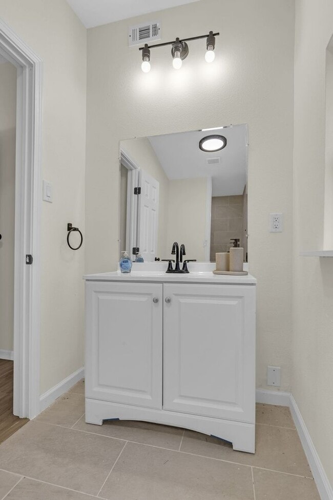 Building Photo - 332 Thomas Rd