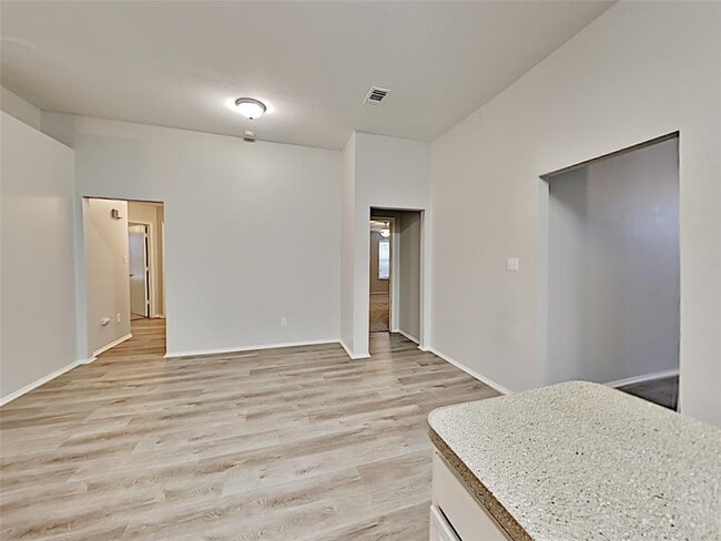 Building Photo - 705 W Colony Dr