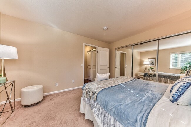 Building Photo - Ground Floor Condo at Footprints on the Bay