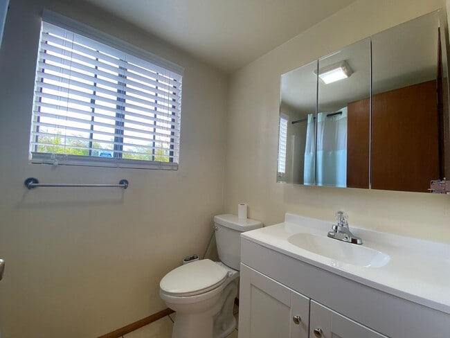 Building Photo - Unfurnished 2 bedroom. 1 bath downstairs u...