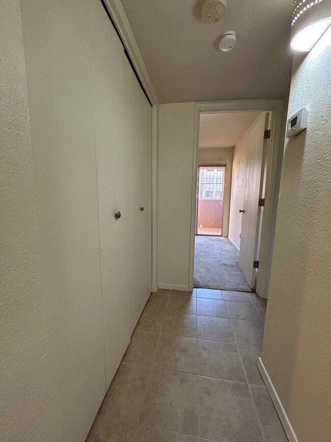 Building Photo - 1810 E Blacklidge Dr