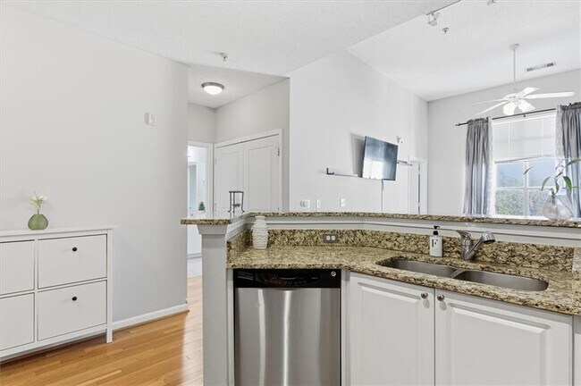 Building Photo - 10 Perimeter Summit Blvd