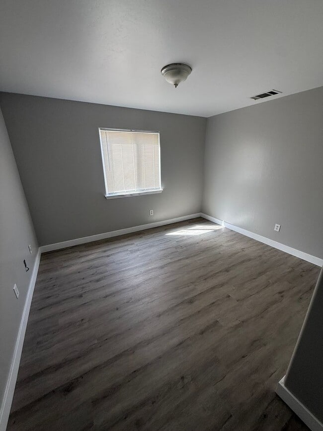 Building Photo - Spacious 4-Bedroom Home in Southwest Bakersfield