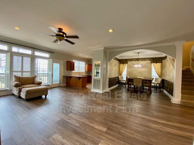 Building Photo - 5706 Wood Ridge Dr