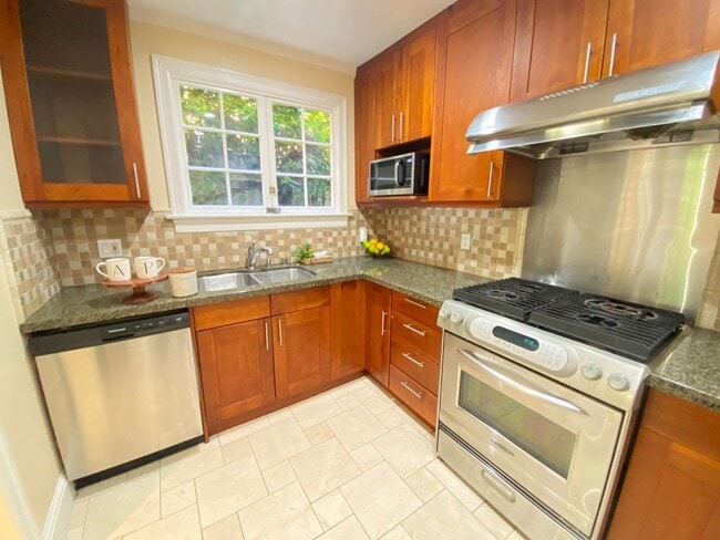 Primary Photo - Advent - Four Bedroom Home W/ Incredibly L...
