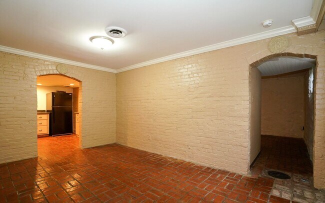 Building Photo - 1432 St James Ct