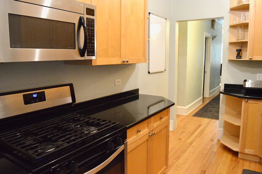 Building Photo - 828 W Lakeside Pl