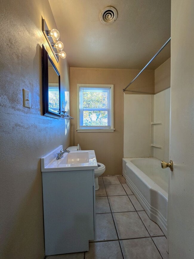 Building Photo - 2 Bedroom 1 Bath Home in Shawnee