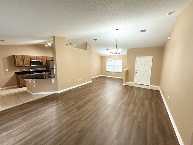 Building Photo - 12 Robin Pl