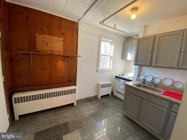 Building Photo - 13 E St