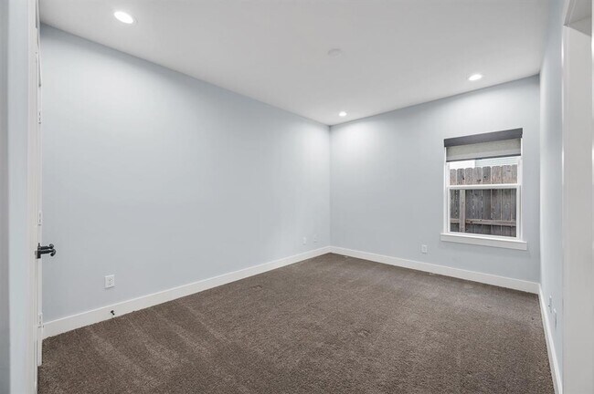 Building Photo - 804 Woodcrest Dr
