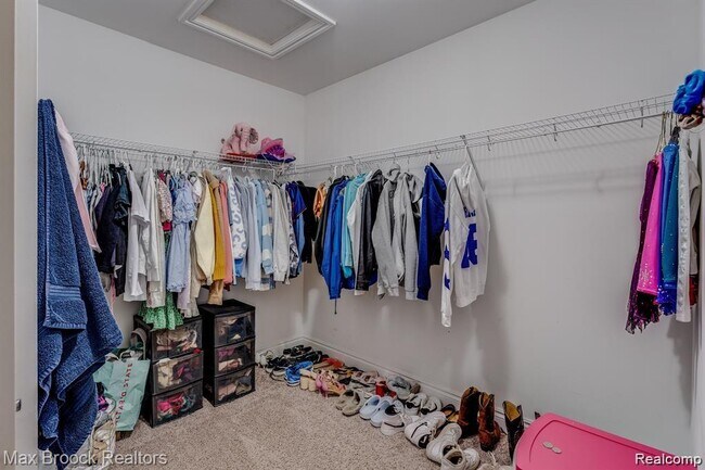 Building Photo - 1050 Oakwood Dr