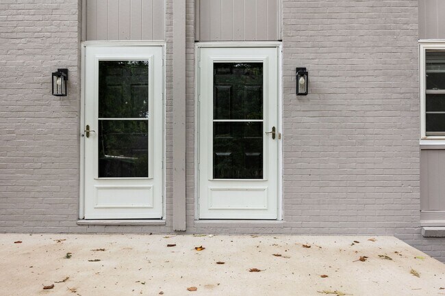 Building Photo - Newly Renovated 2 Bedroom, 1 Bath Duplex within walking Distance to UVA!