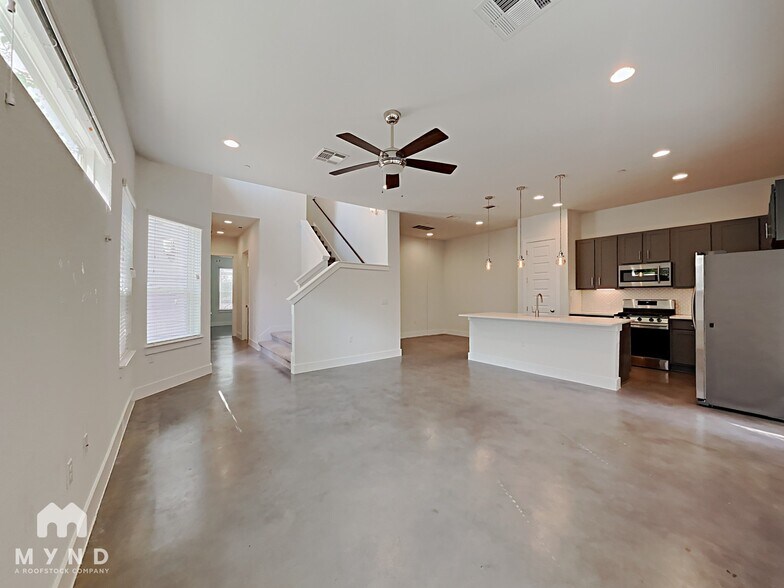 Building Photo - 8922 Menchaca Rd