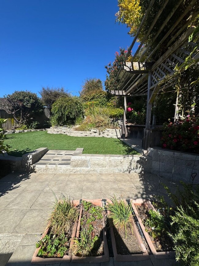 Building Photo - Ocean view home on the hill in Santa Cruz!