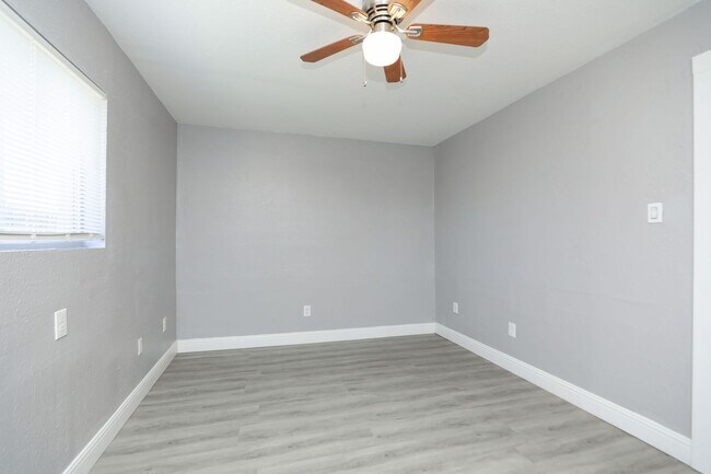 Building Photo - 8127 Colonial Ln