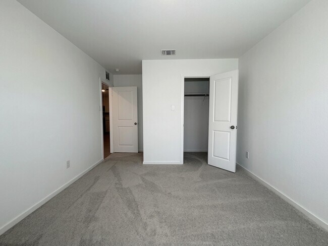 Building Photo - 401 Meadows Ln