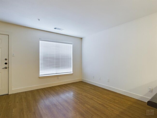 Building Photo - 711 W 32nd St