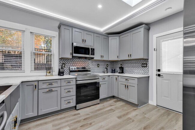 Building Photo - 830 Parkwood Ave