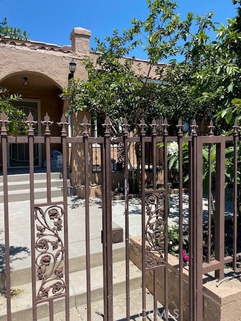Building Photo - 1441 W Vernon Ave
