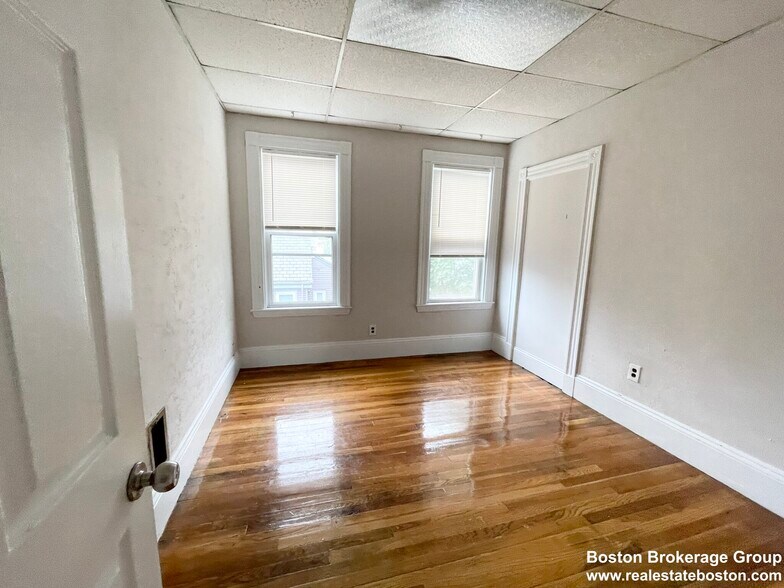 Building Photo - 26-28 Harbor View Unit 3