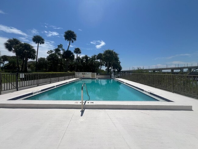 Building Photo - BEAUTIFUL and Renovated Riverfront Furnish...