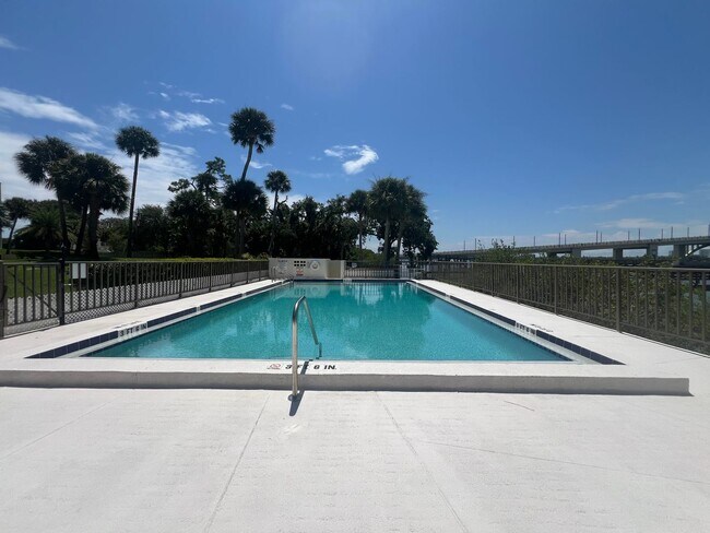 Building Photo - BEAUTIFUL and Renovated Riverfront Furnished Condo 2 Bedrooms, 2 Bathrooms