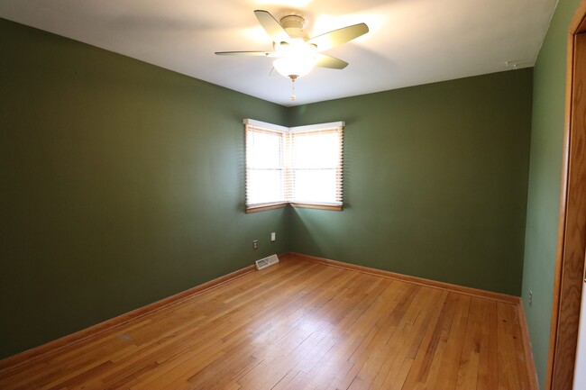 Building Photo - 5331 S La Salle Dr
