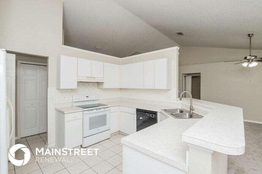 Building Photo - 2111 Buescher Hill St