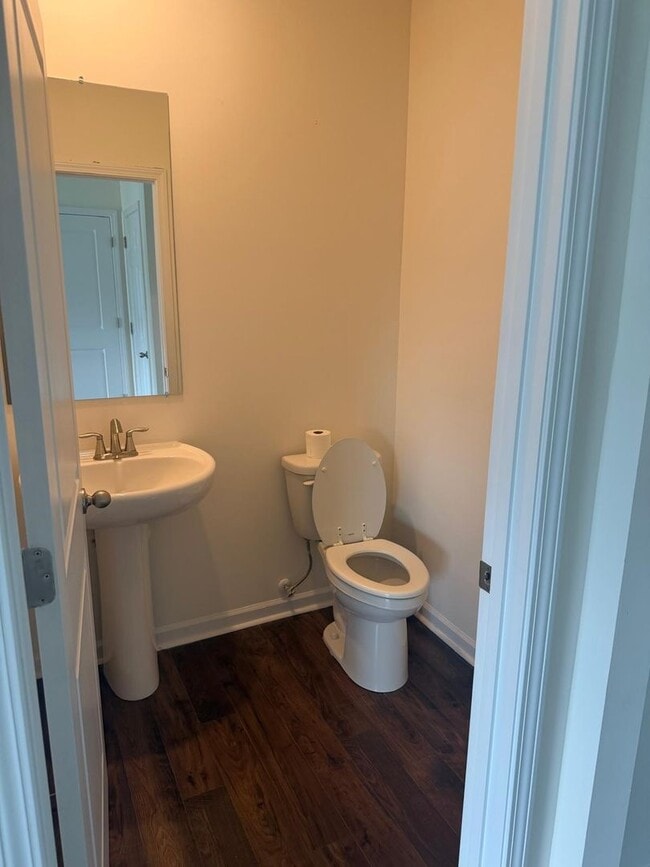 Building Photo - 915 Utopia Ln