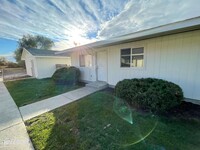 Building Photo - 3bd/2ba Duplex with Two Car Garage in Unio...