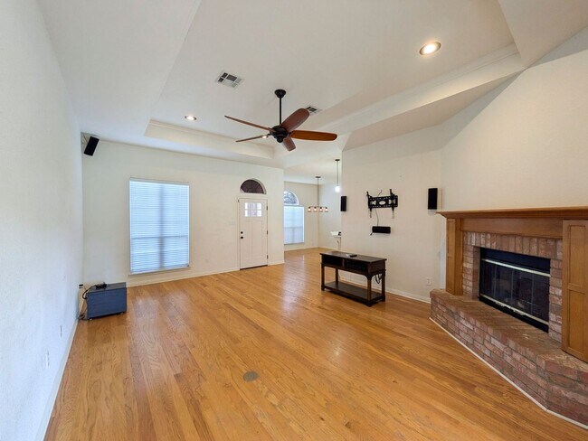 Building Photo - 7647 Rosewood Dr