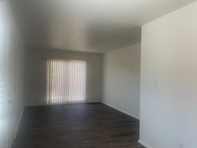 Building Photo - 48th St and Broadway,Single story 2 bed, 1...