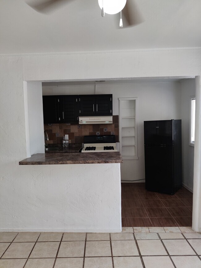 Building Photo - 524 N Mesquite St