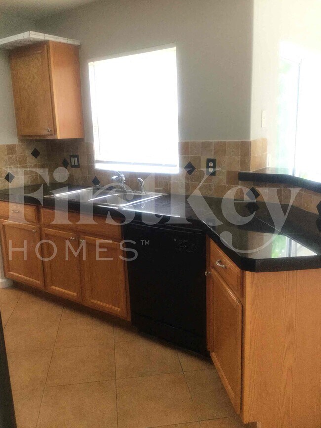 Building Photo - 662 SW Sandbar Terrace