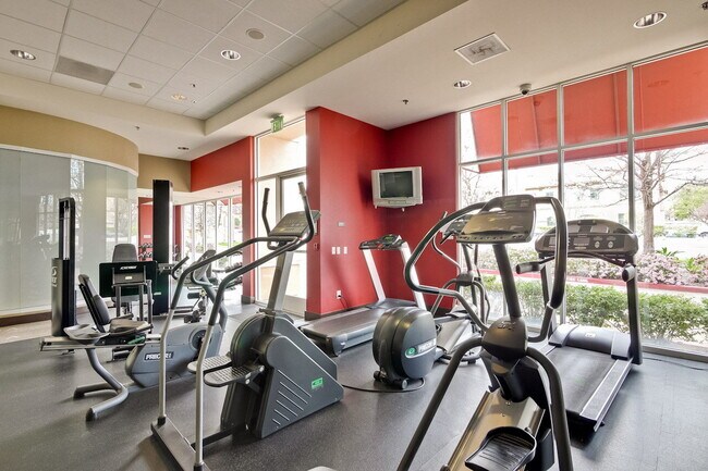 Building Photo - Large 2BR/2BA Condo with Spacious Balcony ...