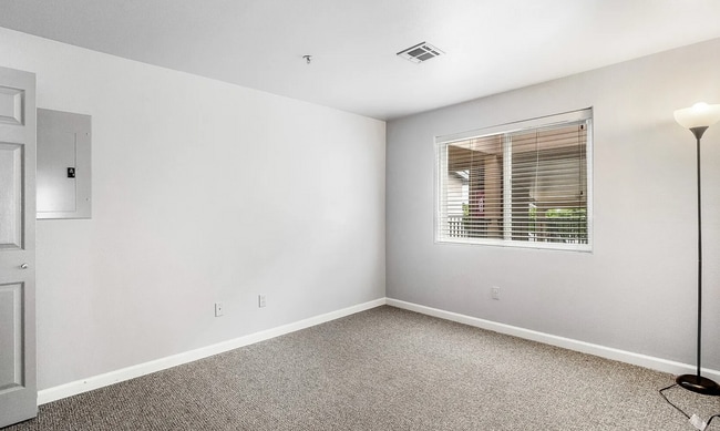 Building Photo - Lake Front Condo! Available NOW!