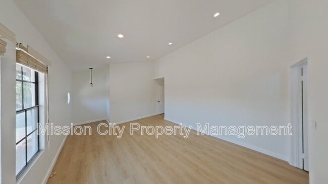 Building Photo - 2102 Cliff Dr