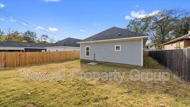 Building Photo - 1068 Bruce St