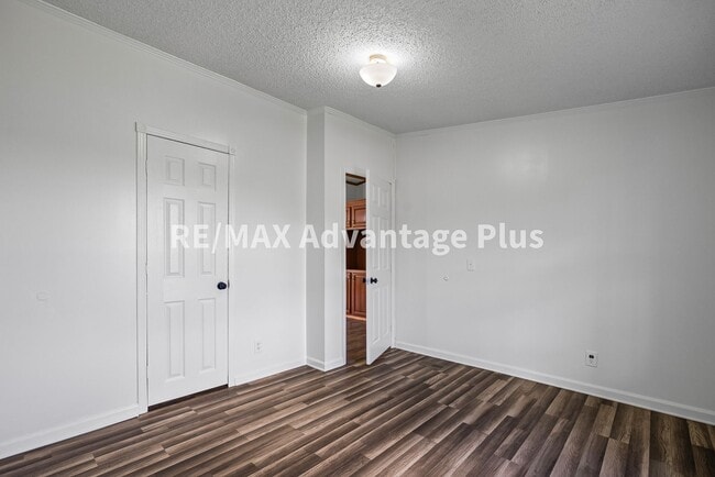 Building Photo - Spacious 4 bedroom home in private setting