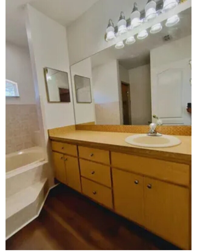 Building Photo - 807 Ware Ave NE