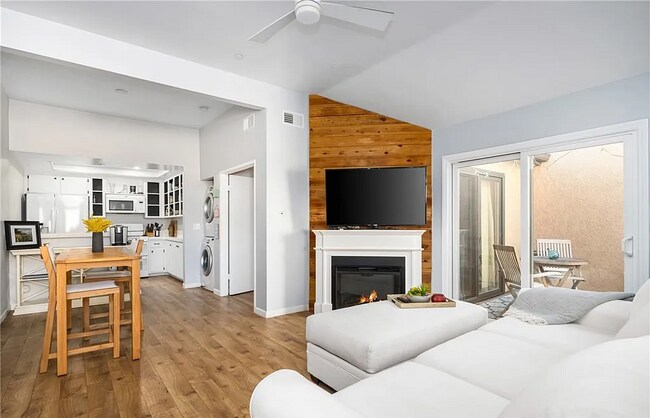 Building Photo - This beautiful, spacious 1-bedroom upper l...