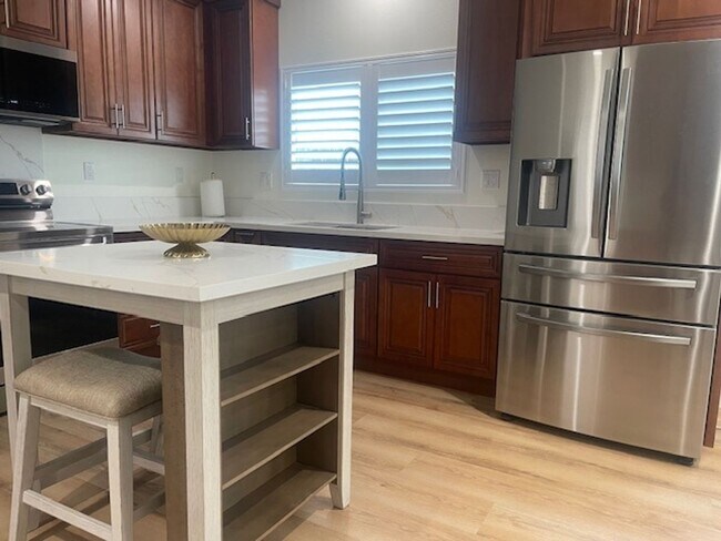 Building Photo - Beautifully Furnished 1 Bdrm 1 Bath House ...