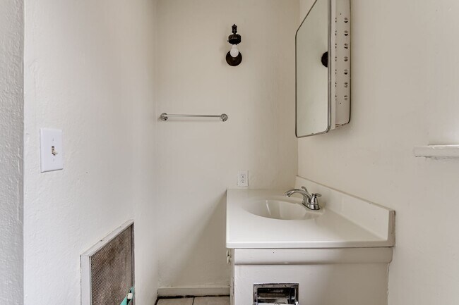 Building Photo - 4 Bedroom Ground Floor Apartment in Westside Neighborhood