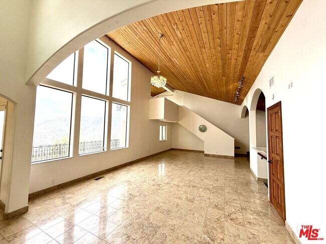 Building Photo - 10827 Pacific View Dr